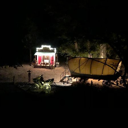 Cozy Wild West Covered Wagon Next To River غرانتس باس، أوريغون المظهر الخارجي الصورة