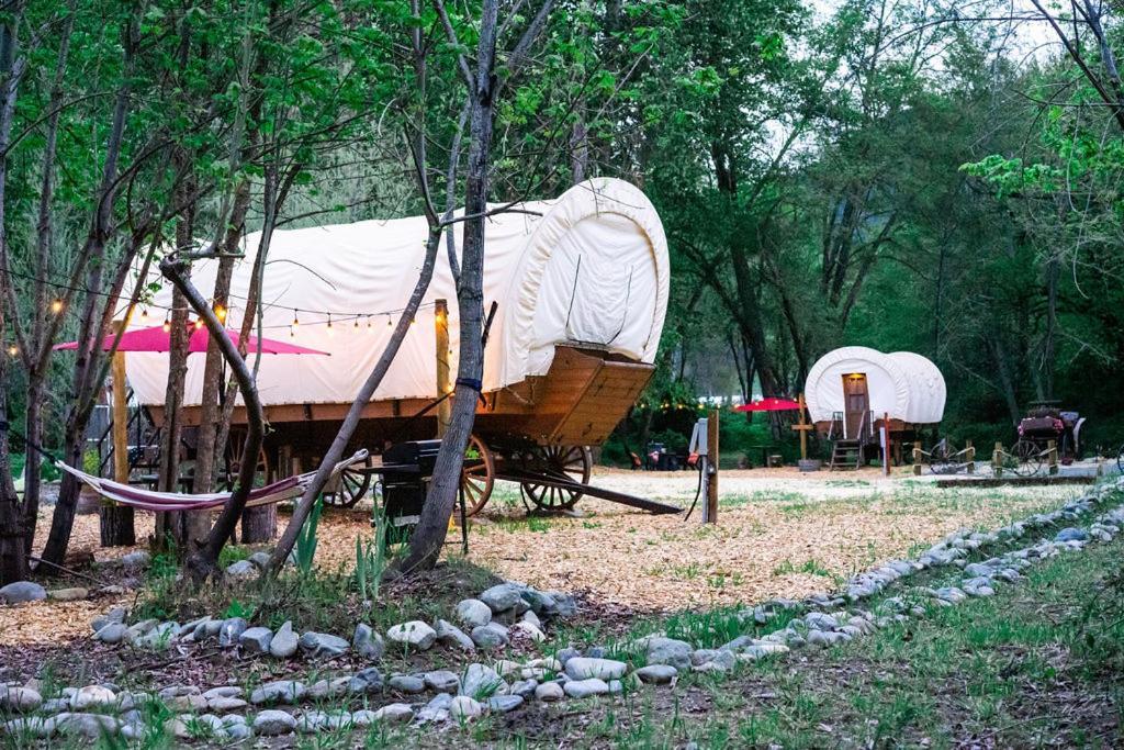 Cozy Wild West Covered Wagon Next To River غرانتس باس، أوريغون المظهر الخارجي الصورة