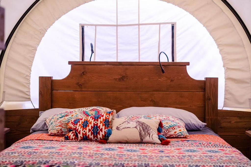 Cozy Wild West Covered Wagon Next To River غرانتس باس، أوريغون المظهر الخارجي الصورة