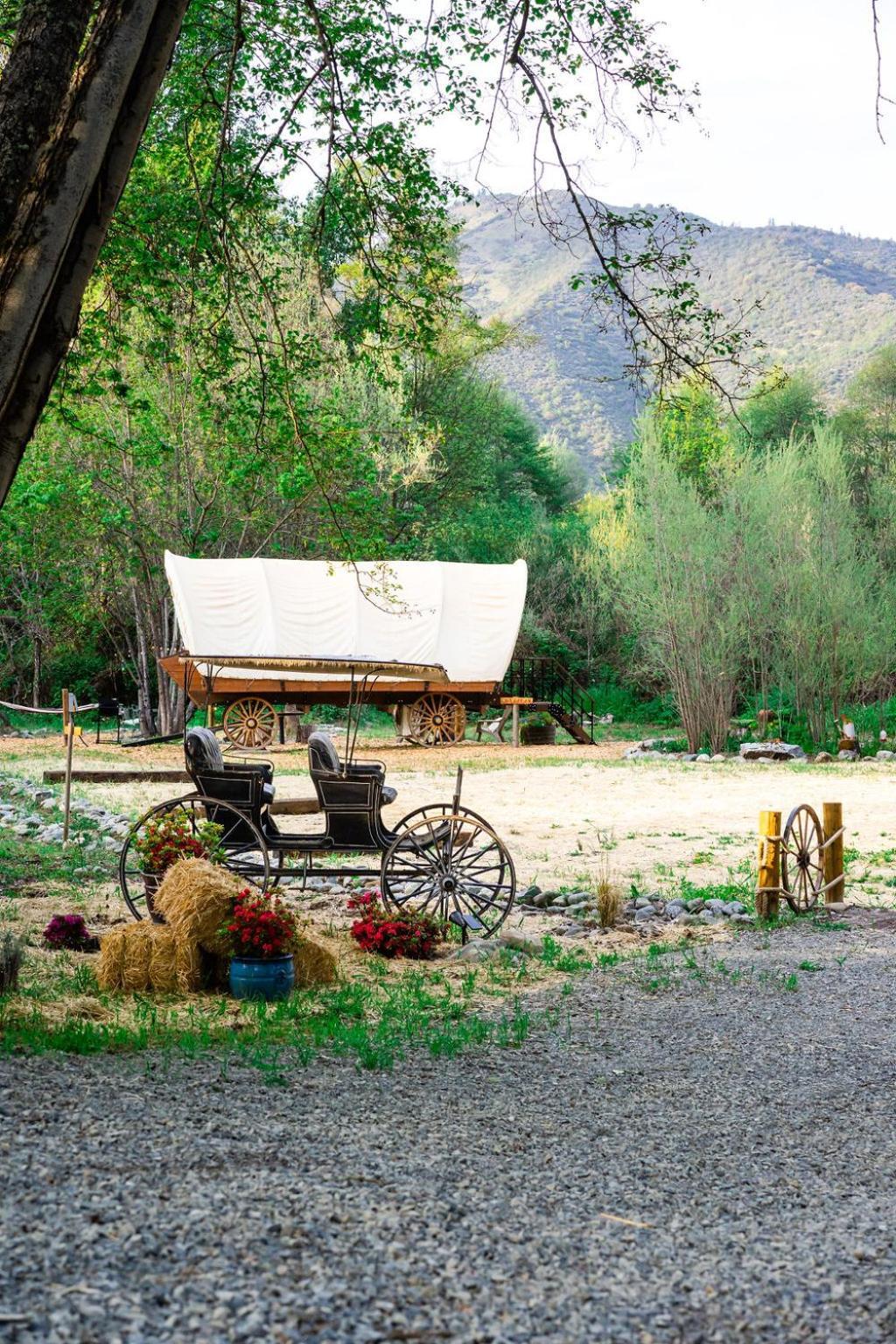 Cozy Wild West Covered Wagon Next To River غرانتس باس، أوريغون المظهر الخارجي الصورة